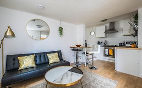 Cosy Flat In Free Parking Area, Next To Bus Stop